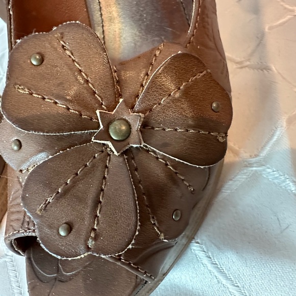 Anne Michelle Faux Tooled Leather Peep Toe Pumps, size 8.5. - Picture 5 of 9